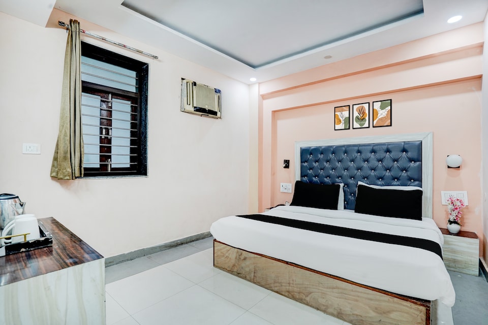 Collection O Shalimar Bagh Metro Station Formerly Devisa Residency, North Delhi, Delhi