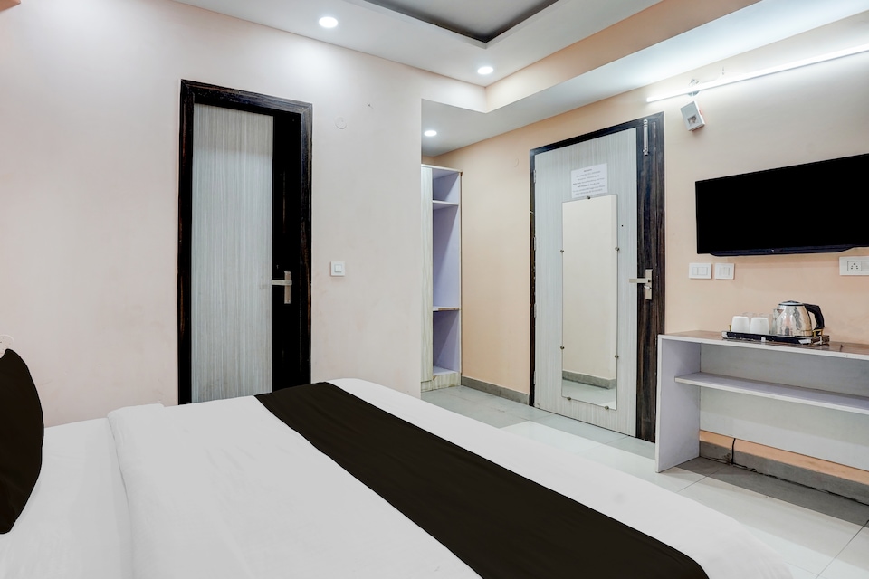 Collection O Shalimar Bagh Metro Station Formerly Devisa Residency, North Delhi, Delhi