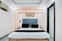 Collection O Shalimar Bagh Metro Station Formerly Devisa Residency