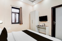 Collection O Shalimar Bagh Metro Station Formerly Devisa Residency