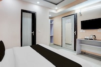 Collection O Shalimar Bagh Metro Station Formerly Devisa Residency