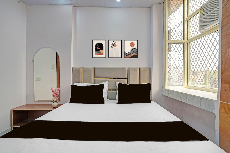 Super HOTEL O SMALL TOWN , North Delhi, Delhi