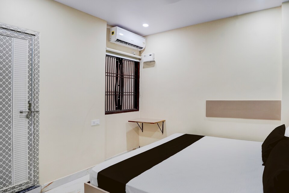 Hotel O SSR BY CLOVETREE, Godowlia, Varanasi