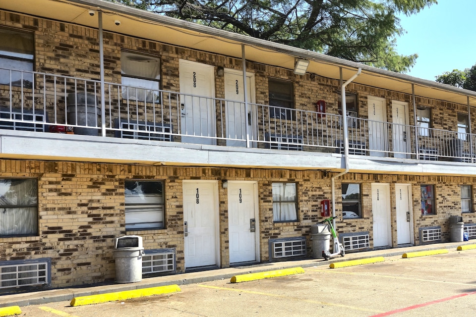 Mi Amor Inn & Suites by Hotel O Dallas Tx Hwy 352, C75204, Dallas