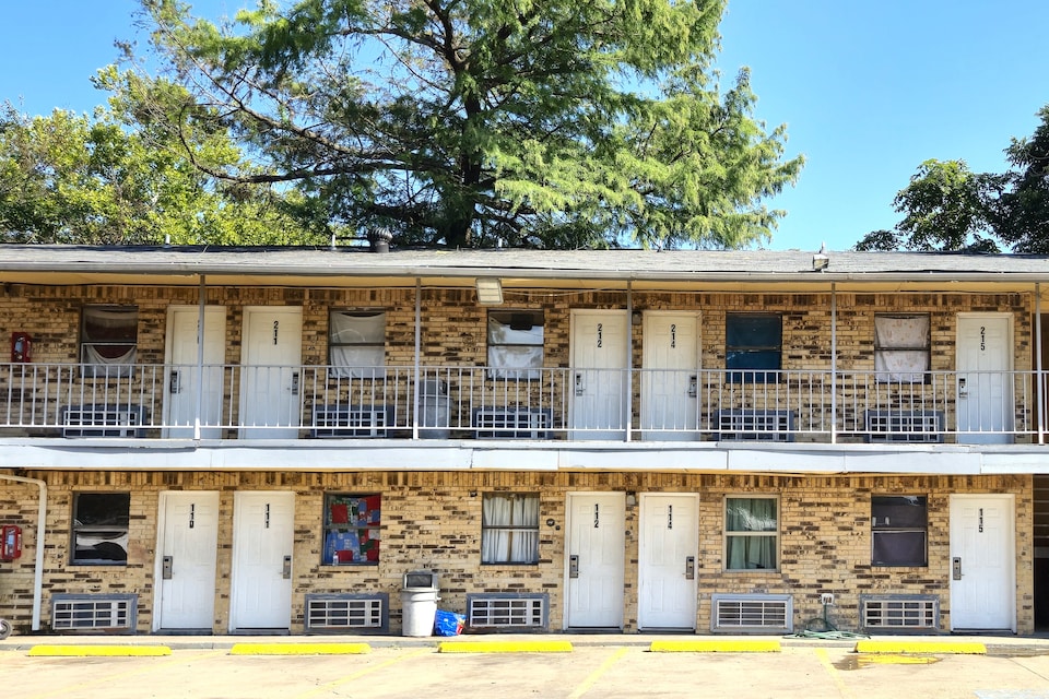 Mi Amor Inn & Suites by Hotel O Dallas Tx Hwy 352, C75204, Dallas