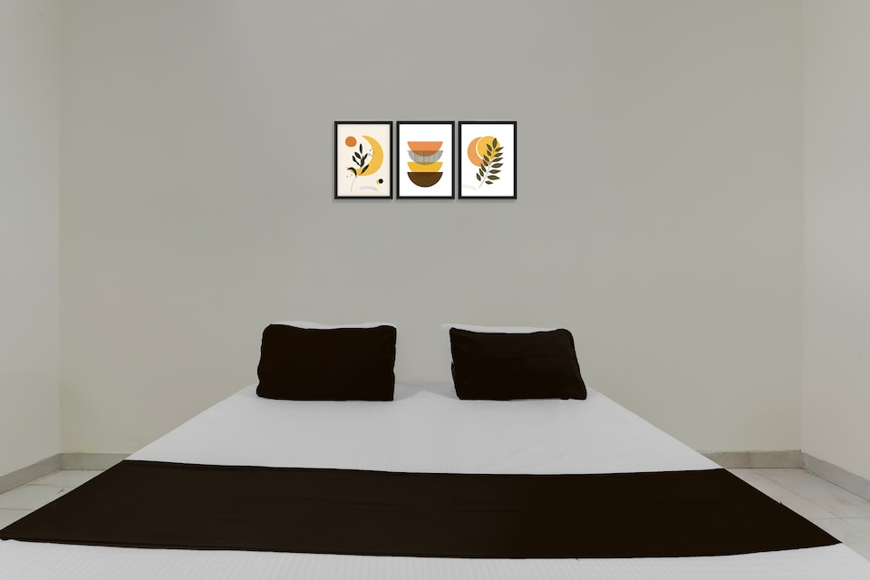 SPOT ON New Pandey Ji Gest House, Golghar, Gorakhpur