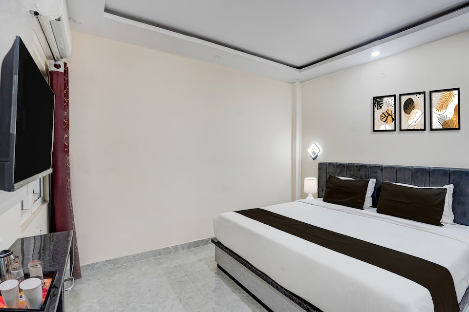 Super Collection O IIT BHU Varanasi Formerly Singh Residency, Lanka, Varanasi