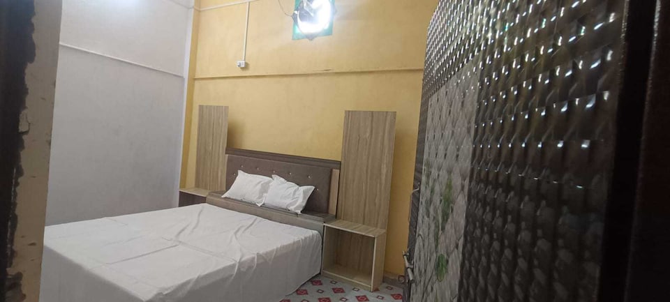 SPOT ON  Vrindavan Hotel And Lodge, Lalganj Ajhara, Lalganj Ajhara