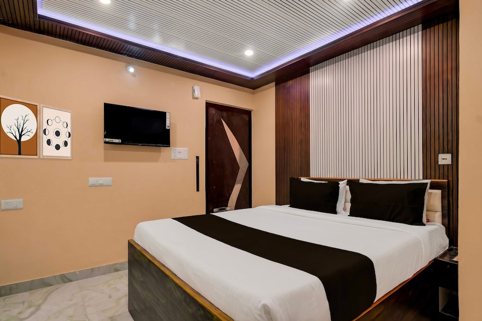 Townhouse Madhyamgram Chowmatha Bus Terminal Kolkata Formerly Star Guest House, VIP Road Kolkata, Kolkata