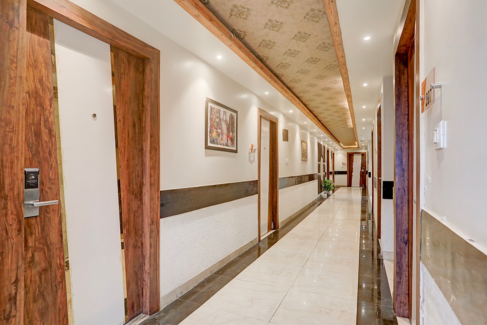 Townhouse Oak Amity University Patna Formerly The Golden Crown, Bailey Road, Patna
