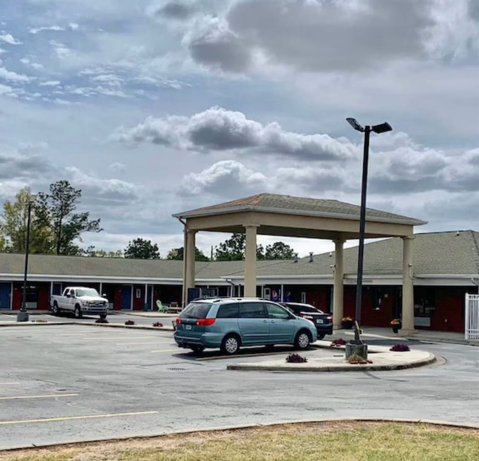 Lake Seminole Inn By Belvilla Marianna Hwy 90, Sneads, FL, Sneads, FL