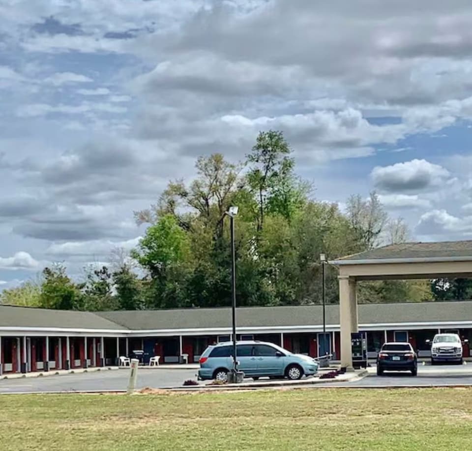 Lake Seminole Inn By Belvilla Marianna Hwy 90, Sneads, FL, Sneads, FL