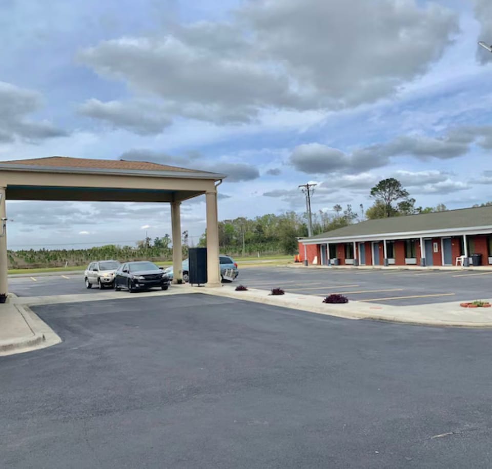 Lake Seminole Inn By Belvilla Marianna Hwy 90, Sneads, FL, Sneads, FL