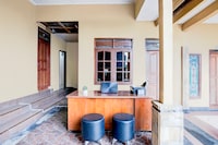 OYO 94775 Palm Cafe Inn