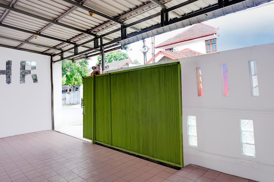 Hotel O Medan near Sun Plaza formerly Medan Baru House, Medan, Medan