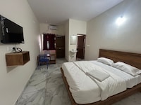 Hotel O Jodi Sri Muneshwara Swamy Temple