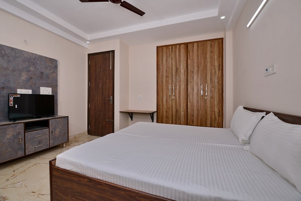 Collection O DLF Cyberhub Gurugram, Cyber City, Gurgaon