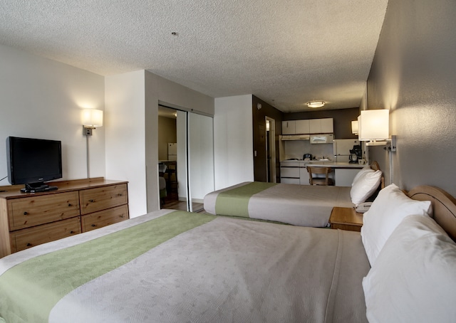 2 Queen Beds | Non-Smoking, Kitchen