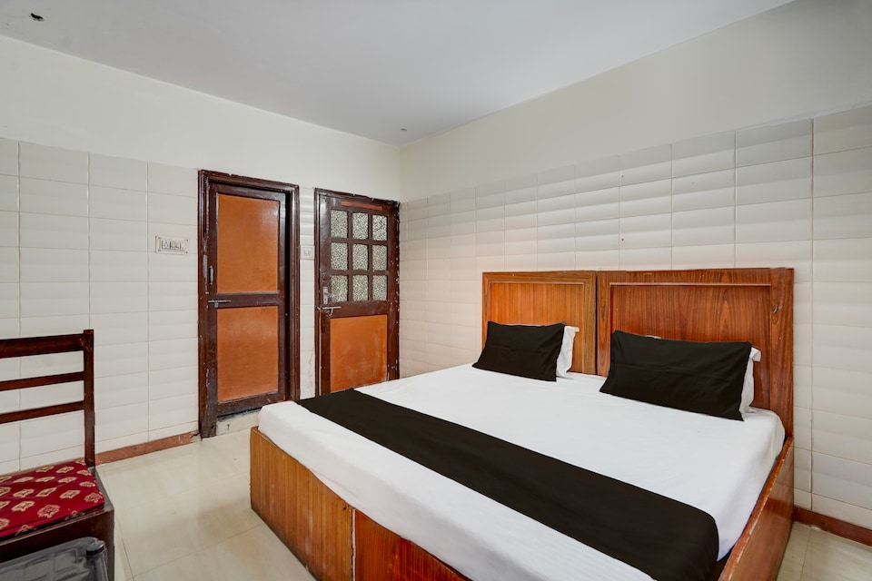 SPOT ON Dn Hotel, Alkapuri Vadodara, Vadodara