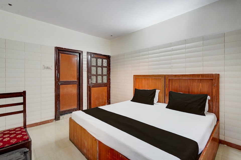 SPOT ON Dn Hotel, Alkapuri Vadodara, Vadodara