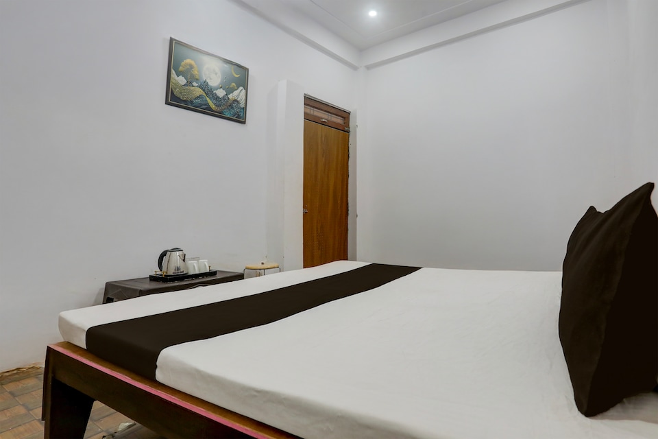 SPOT ON  S.M. HOTEL , Naini, Prayagraj