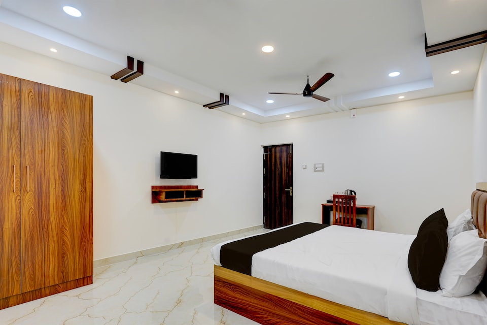 Super Townhouse Guduvancheri Junction Formerly Zafe Commercial, GST Chennai, Chennai