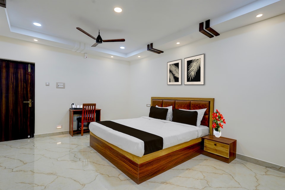 Super Townhouse Guduvancheri Junction Formerly Zafe Commercial, GST Chennai, Chennai