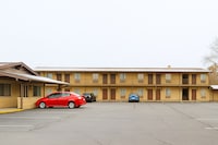 Capital O Swan Inn Comstock Park