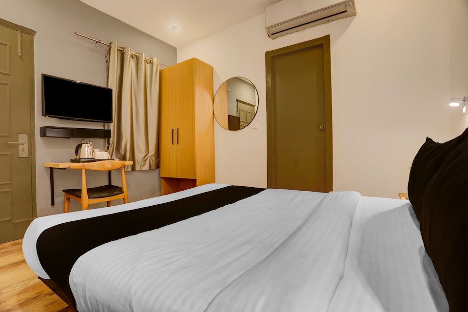 Super Townhouse Mumfordganj Fountain Crossing Formerly APS Inn, Mumfordganj Allahabad, Prayagraj