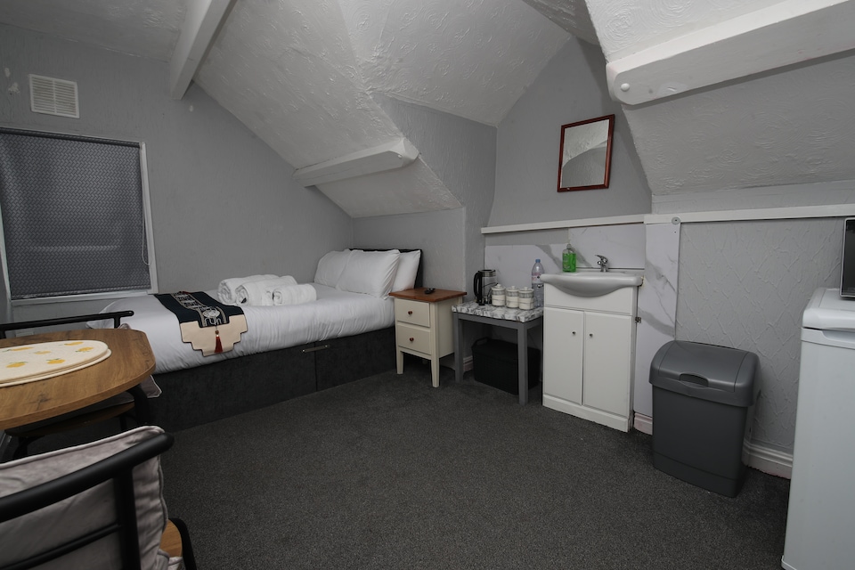 Woodville Lodge Leeds Free Parking Direct Bus to City Centre, Leeds (North England), Leeds