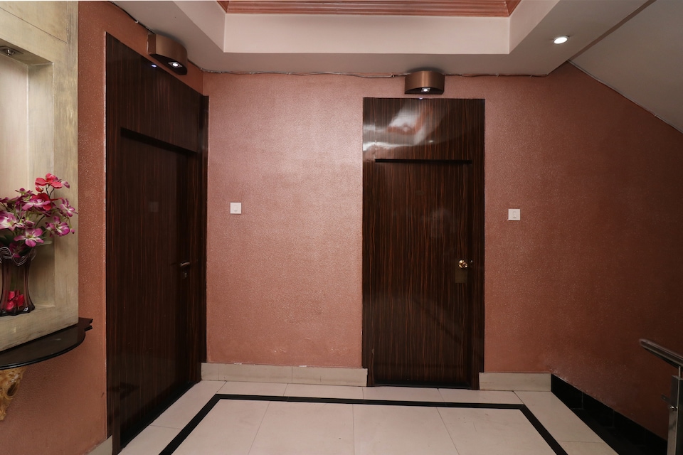 OYO 2426 Hotel Tirupati International, VIP Road Kolkata, Kolkata