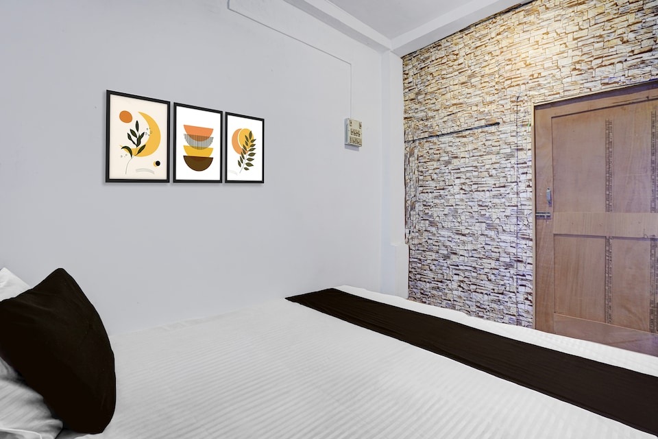 SPOT ON V.K HOTEL , Chowk Allahabad, Prayagraj