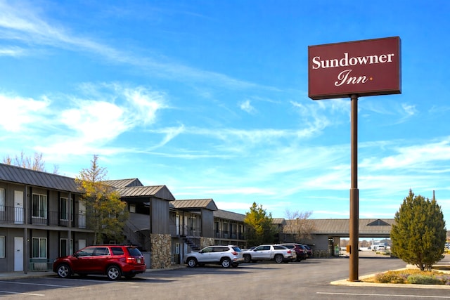 Sundowner Inn by Capital O Forsyth I 94