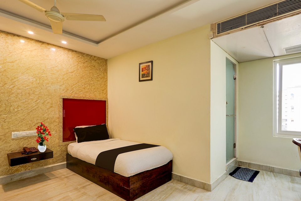 Super Townhouse Benz Circle MG Road, MG Road Vijayawada, Vijayawada