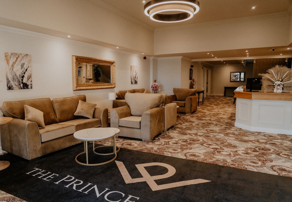 The Prince Of Wales Hotel Berkeley by Belvilla , A38 M5, Berkeley (South England), Berkeley