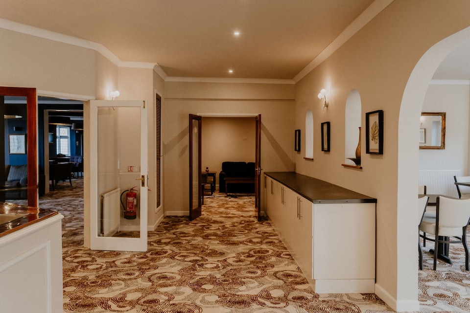 The Prince Of Wales Hotel Berkeley by Belvilla , A38 M5, Berkeley (South England), Berkeley