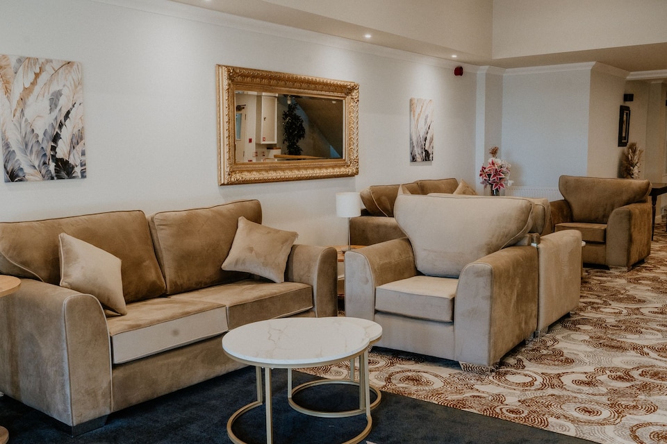 The Prince Of Wales Hotel Berkeley by Belvilla , A38 M5, Berkeley (South England), Berkeley