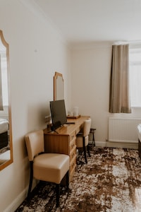 The Prince Of Wales Hotel Berkeley by Belvilla , A38 M5