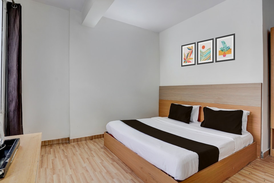 Hotel O JPS Town, Rajouri Garden Delhi, Delhi