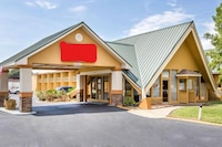 Perry Inn & Suites By Capital O National Fairground GA I 75
