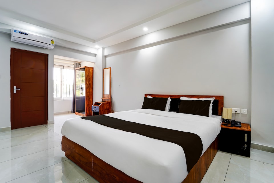 Super Townhouse Oak Cochin International Airport, Ankamaly Airport Kochi, Kochi