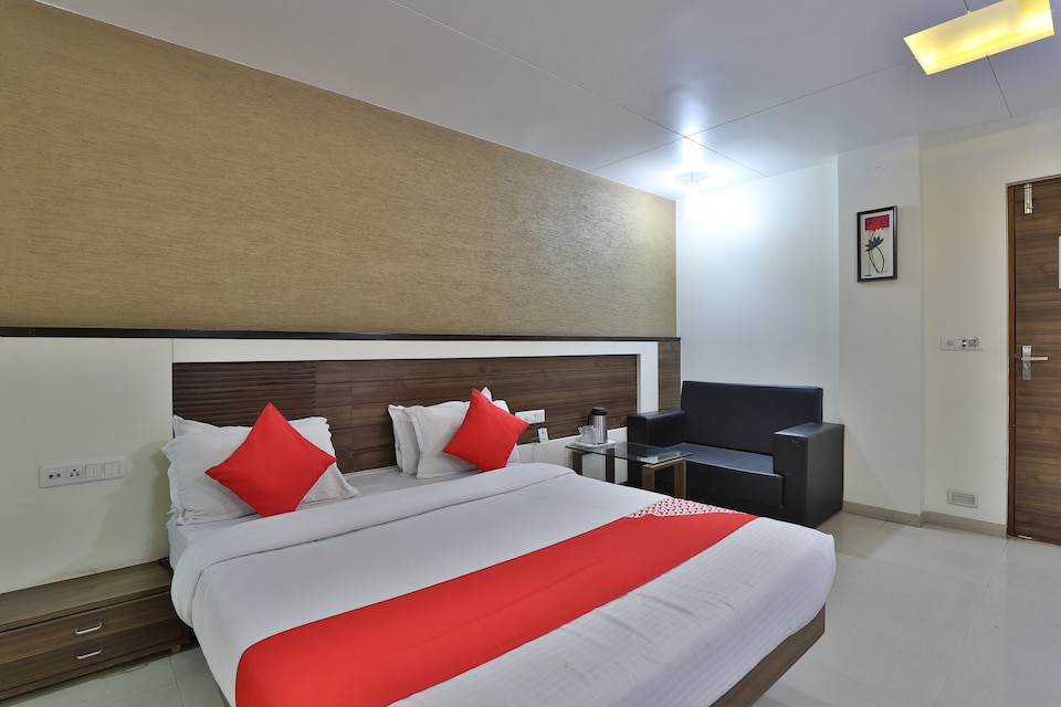 OYO 2430 Hotel Apex, Railway Station Ankleshwar, Ankleshwar
