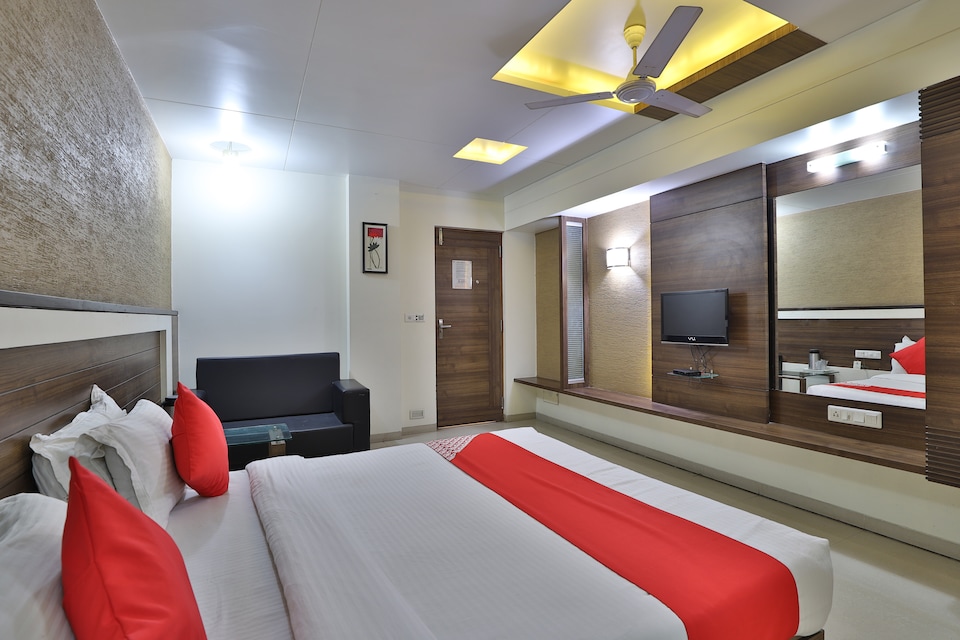 OYO 2430 Hotel Apex, Railway Station Ankleshwar, Ankleshwar