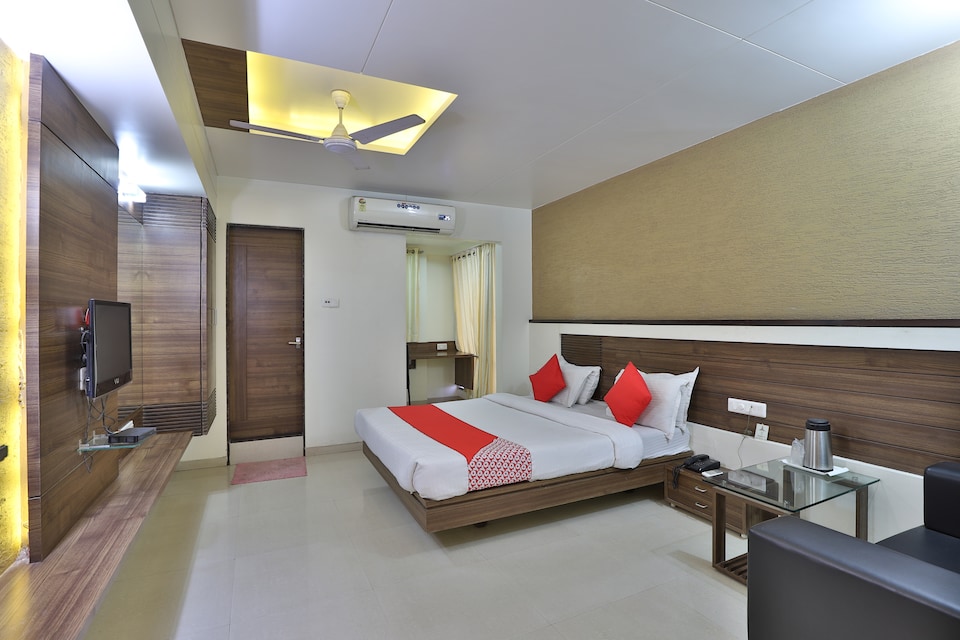 OYO 2430 Hotel Apex, Railway Station Ankleshwar, Ankleshwar