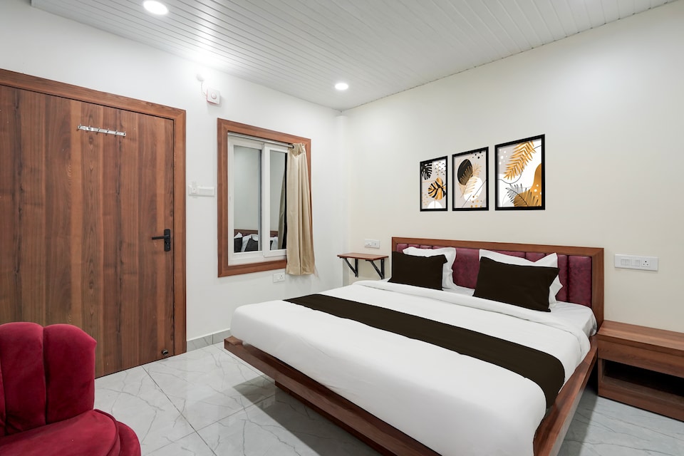 Hotel O Royal Krishna, Golghar, Gorakhpur