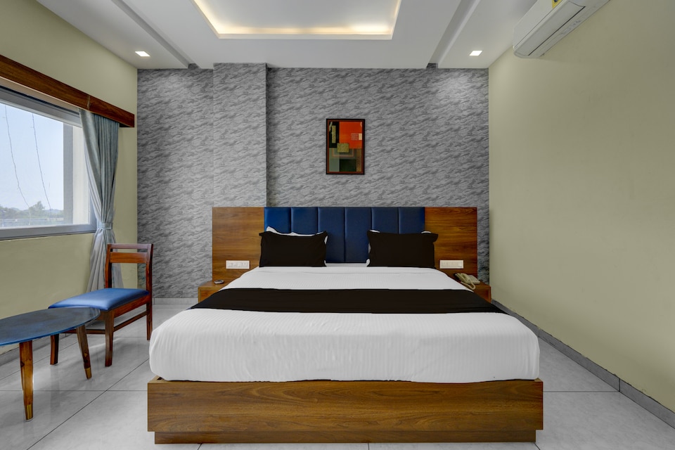 Hotel O Grand Ekta , Godhra, Godhra