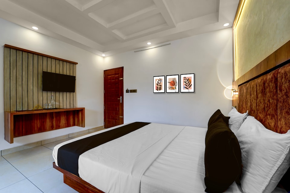 Super Townhouse Cochin Airport Formerly Skyluxe, Ankamaly Airport Kochi, Kochi