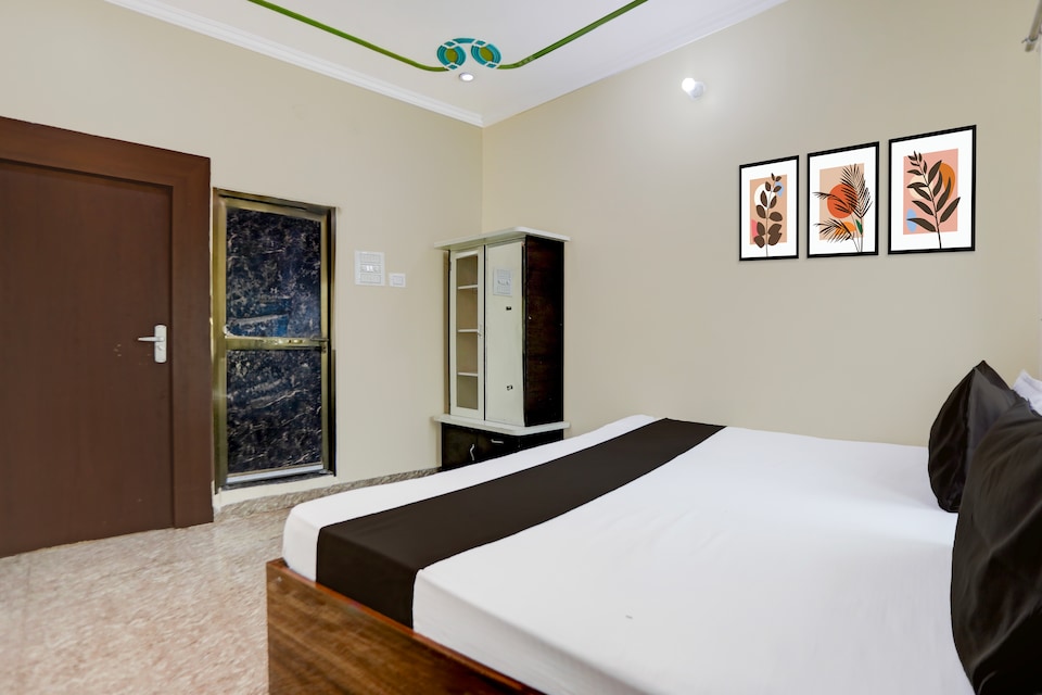 Hotel O Kanha Paying Guest House , Godowlia, Varanasi