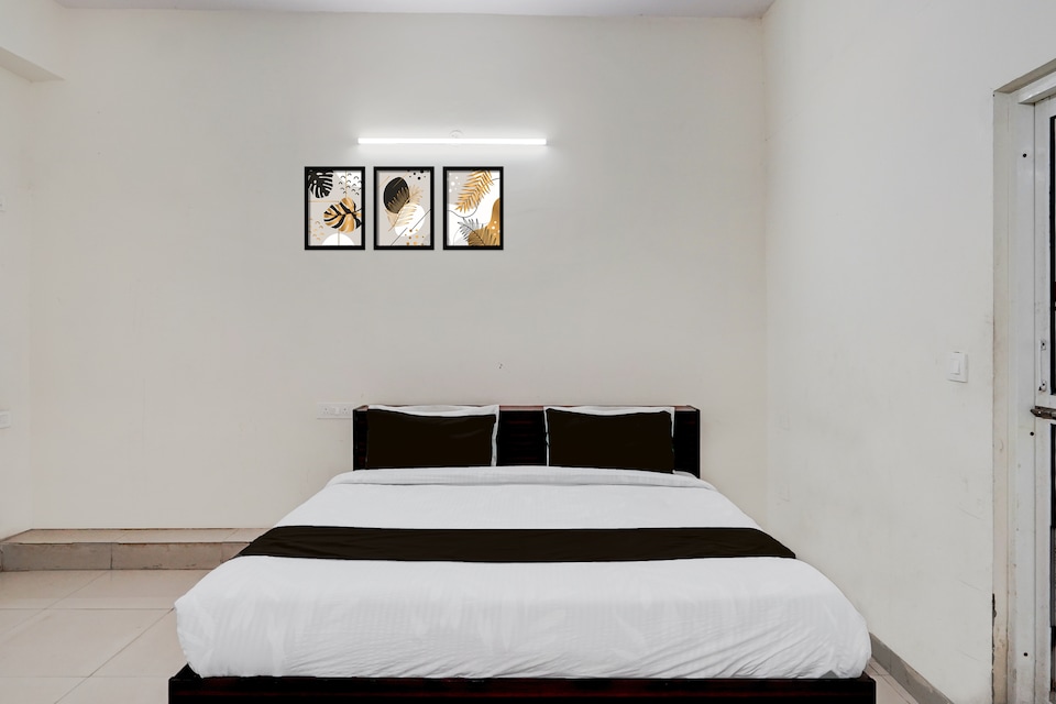 Hotel O golden blue , Noida Expressway SEZ, Noida