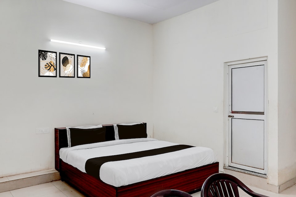 Hotel O golden blue , Noida Expressway SEZ, Noida